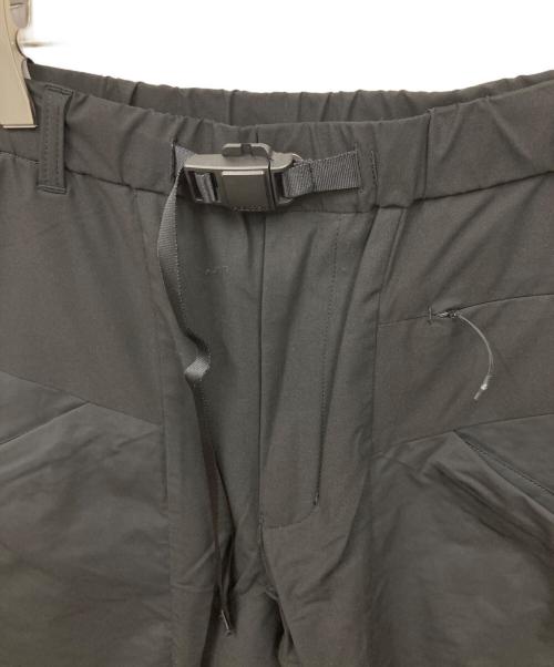 WHITE MOUNTAINEERING（ホワイトマウンテ二アニング）WHITE MOUNTAINEERING (ホワイトマウンテ二アニング) 別注 STRETCHED HYBRID TAPERED CARGO PANTS ブラック サイズ:1の古着・服飾アイテム