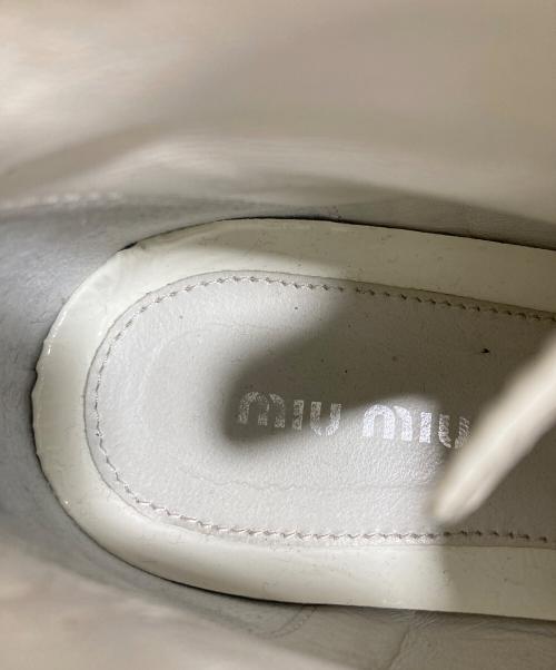 MIU MIU（ミュウミュウ）MIU MIU (ミュウミュウ) エナメル ハイカットスニーカー ベージュ サイズ:38の古着・服飾アイテム