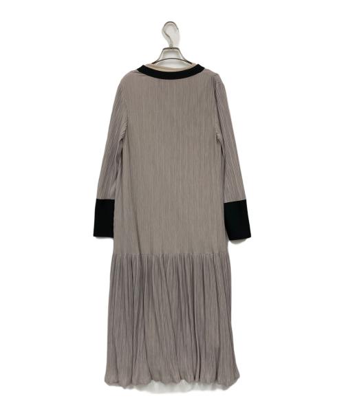 ADORE（アドーア）ADORE (アドーア) シアープリーツワンピース グレー サイズ:38の古着・服飾アイテム