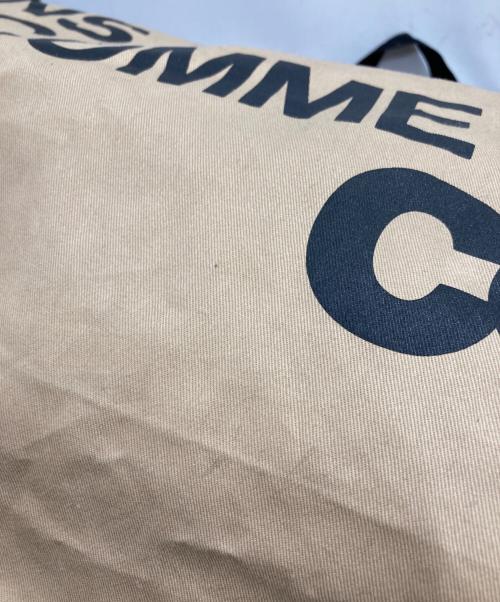 COMME des GARCONS（コムデギャルソン）COMME des GARCONS (コムデギャルソン) ロゴプリントホリデーシーズンメッセージバッグ ベージュの古着・服飾アイテム