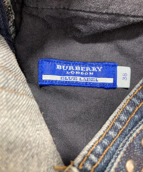 BURBERRY BLUE LABEL（バーバリー ブルー レーベル）BURBERRY BLUE LABEL (バーバリー ブルー レーベル) スタッズベルトデニムスカート インディゴ サイズ:38の古着・服飾アイテム