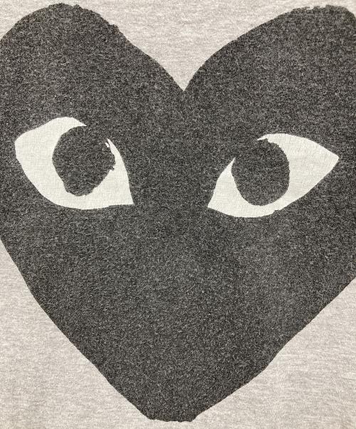 PLAY COMME des GARCONS（プレイコムデギャルソン）PLAY COMME des GARCONS (プレイコムデギャルソン) ハートデザインTシャツ グレー サイズ:Mの古着・服飾アイテム