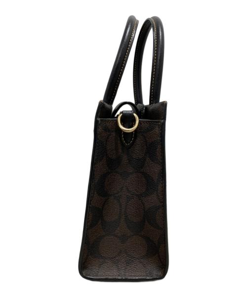 COACH（コーチ）COACH (コーチ) ミニ キャリー クロスボディ・シグネチャー キャンバス・スキー パッチ ブラウンの古着・服飾アイテム