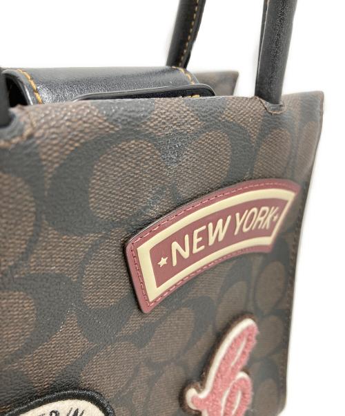 COACH（コーチ）COACH (コーチ) ミニ キャリー クロスボディ・シグネチャー キャンバス・スキー パッチ ブラウンの古着・服飾アイテム