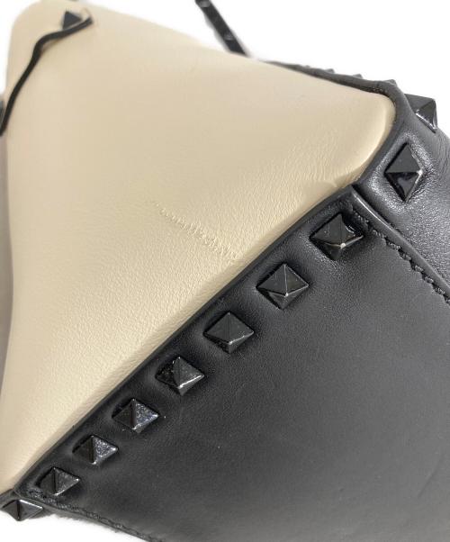 VALENTINO（ヴァレンティノ）VALENTINO (ヴァレンティノ) ロックスタッズ スモール ダブルハンドル トートバッグ ホワイト×ブラックの古着・服飾アイテム