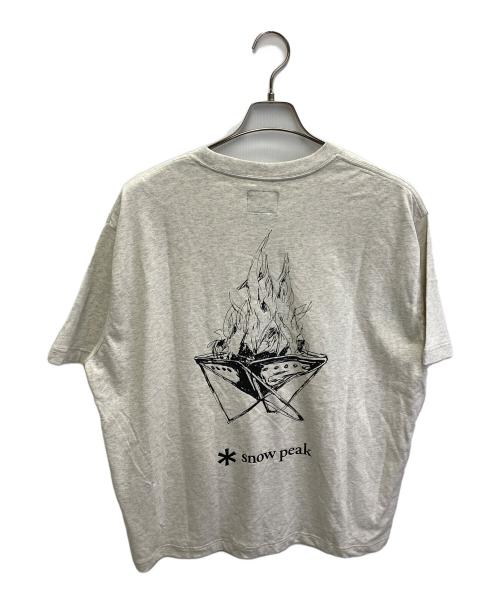 Snow peak（スノーピーク）snow peak (スノーピーク) JOURNAL STANDARD relume (ジャーナルスタンダード レリューム) Camp Fire プリントTシャツ グレー サイズ:Lの古着・服飾アイテム