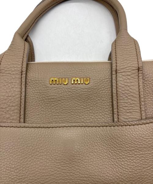 MIU MIU（ミュウミュウ）MIU MIU (ミュウミュウ) VITELLO CARIBU ベージュの古着・服飾アイテム