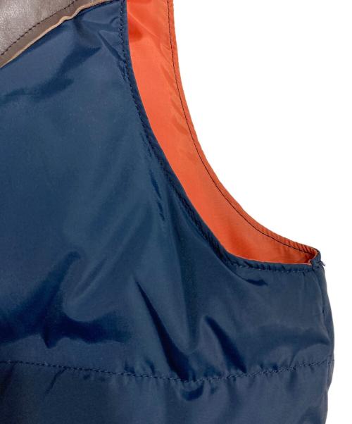 RockyMountainFeatherBed（ロッキーマウンテンフェザーベッド）RockyMountainFeatherBed (ロッキーマウンテンフェザーベッド) CHARI & CO NYC (チャリアンドコーニューヨーク) 別注ロゴ刺繍ダウンベスト ブラウン×ネイビー サイズ:Sの古着・服飾アイテム