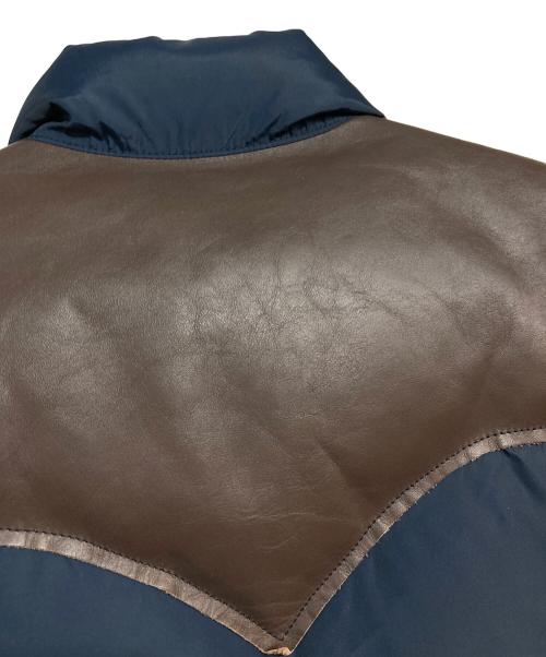 RockyMountainFeatherBed（ロッキーマウンテンフェザーベッド）RockyMountainFeatherBed (ロッキーマウンテンフェザーベッド) CHARI & CO NYC (チャリアンドコーニューヨーク) 別注ロゴ刺繍ダウンベスト ブラウン×ネイビー サイズ:Sの古着・服飾アイテム