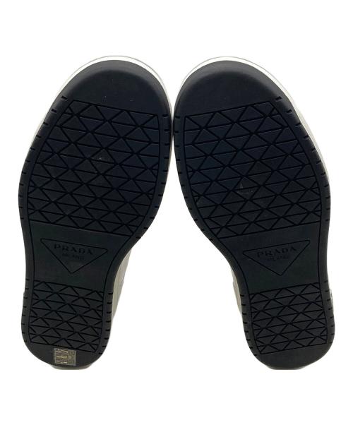 PRADA（プラダ）PRADA (プラダ) トライアングルロゴレザーローカットスニーカー ブラック×ホワイト サイズ:7 1/2の古着・服飾アイテム