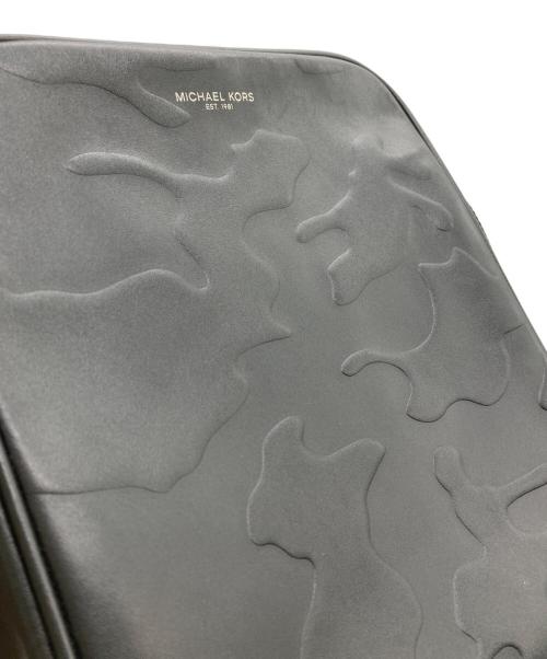MICHAEL KORS（マイケル・コース）MICHAEL KORS (マイケルコース) カモフラショルダーバッグ ブラックの古着・服飾アイテム