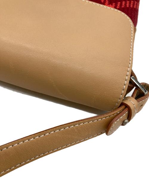 BURBERRY（バーバリー）BURBERRY (バーバリー) チェックフラップショルダーバッグ ベージュ×レッドの古着・服飾アイテム