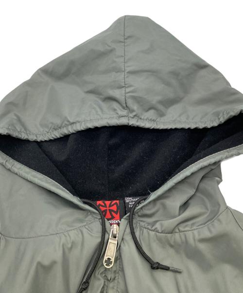 INDEPENDENT（インディペンデント）INDEPENDENT (インディペンデント) 00s アイアンクロス ナイロンジップパーカー カーキ サイズ:Lの古着・服飾アイテム