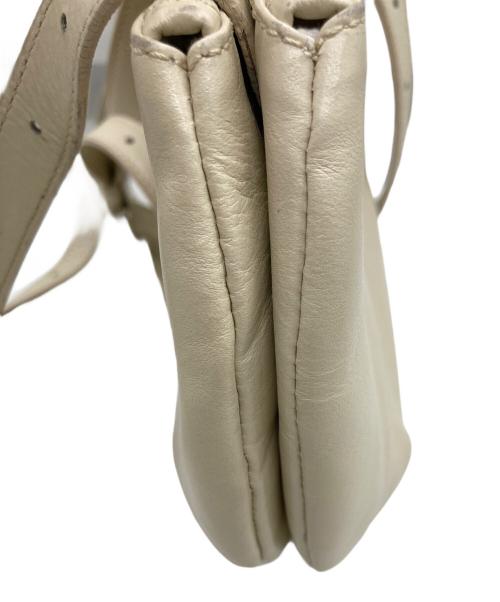MM6 Maison Margiela（エムエムシックスメゾンマルジェラ）MM6 Maison Margiela (エムエムシックスメゾンマルジェラ) カウレザーショルダーバッグ アイボリーの古着・服飾アイテム