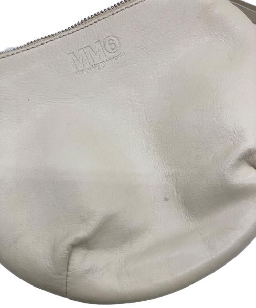 MM6 Maison Margiela（エムエムシックスメゾンマルジェラ）MM6 Maison Margiela (エムエムシックスメゾンマルジェラ) カウレザーショルダーバッグ アイボリーの古着・服飾アイテム