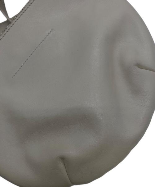 MM6 Maison Margiela（エムエムシックスメゾンマルジェラ）MM6 Maison Margiela (エムエムシックスメゾンマルジェラ) カウレザーショルダーバッグ アイボリーの古着・服飾アイテム