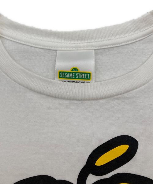 A BATHING APE（ア ベイシング エイプ）A BATHING APE (ア ベイシング エイプ) SESAME STREET (セサミストリート) プリントTシャツ ホワイト サイズ:XLの古着・服飾アイテム