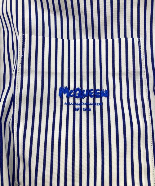 ALEXANDER McQUEEN（アレキサンダーマックイーン）ALEXANDER McQUEEN (アレキサンダーマックイーン) ロゴストライプシャツ ブルー×ホワイト サイズ:15＋の古着・服飾アイテム