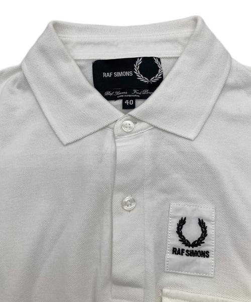 FRED PERRY（フレッドペリー）FRED PERRY (フレッドペリー) RAF SIMONS (ラフシモンズ) コラボポロシャツ ホワイト サイズ:40の古着・服飾アイテム