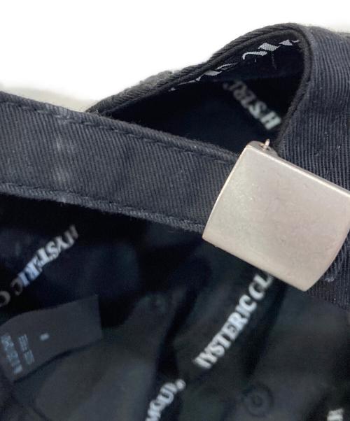 Hysteric Glamour（ヒステリックグラマー）Hysteric Glamour (ヒステリックグラマー) MAIDEN LOGO刺繍 キャップ ブラックの古着・服飾アイテム