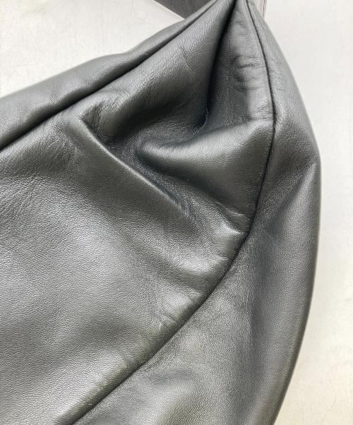 COS（コス）COS (コス) LEATHER PLEATED BELT BAG ブラックの古着・服飾アイテム