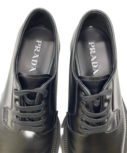 PRADA（プラダ）PRADA (プラダ) ブラッシュドレザー ローカット ダービーシューズ ブラック サイズ:7 1/2の古着・服飾アイテム