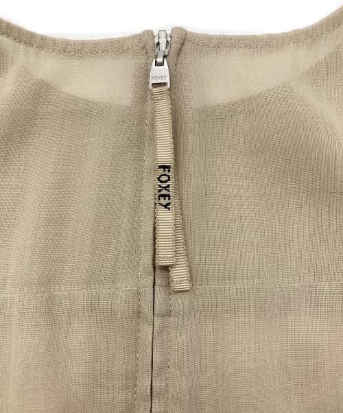 FOXEY NEWYORK（フォクシーニューヨーク）FOXEY NEWYORK (フォクシーニューヨーク) ノースリーブワンピース ベージュ サイズ:40の古着・服飾アイテム