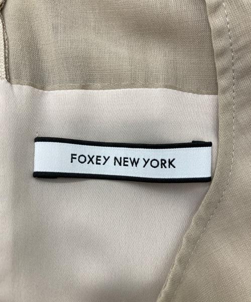 FOXEY NEWYORK（フォクシーニューヨーク）FOXEY NEWYORK (フォクシーニューヨーク) ノースリーブワンピース ベージュ サイズ:40の古着・服飾アイテム
