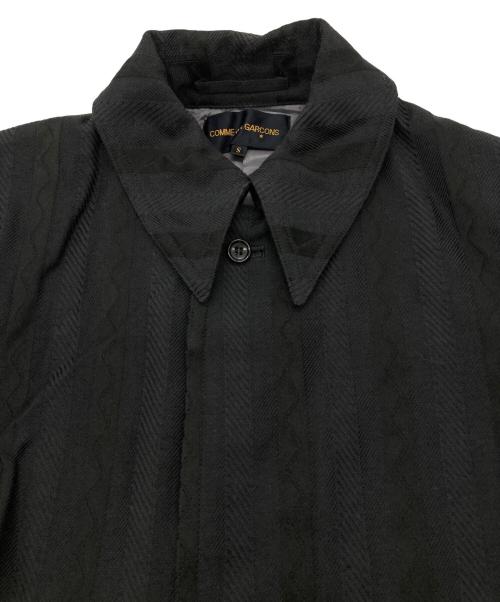 COMME des GARCONS（コムデギャルソン）COMME des GARCONS (コムデギャルソン) 00AW 肩空き バックプリントコート ブラック サイズ:Sの古着・服飾アイテム