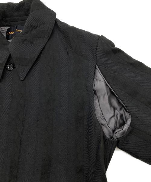 COMME des GARCONS（コムデギャルソン）COMME des GARCONS (コムデギャルソン) 00AW 肩空き バックプリントコート ブラック サイズ:Sの古着・服飾アイテム