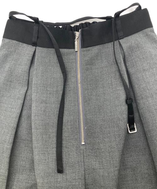 anuans（アニュアンス）anuans (アニュアンス) ベルトデザインタックパンツ グレー サイズ:S 未使用品の古着・服飾アイテム