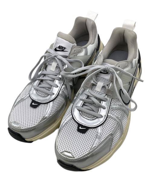 NIKE（ナイキ）NIKE (ナイキ) V2K RUN SUMMIT WHITE/METALLIC SILVER グレー×シルバー サイズ:30の古着・服飾アイテム