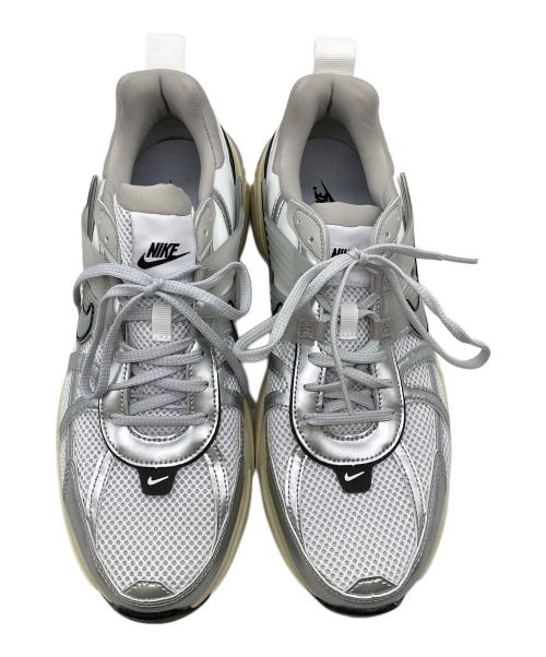 NIKE（ナイキ）NIKE (ナイキ) V2K RUN SUMMIT WHITE/METALLIC SILVER グレー×シルバー サイズ:30の古着・服飾アイテム