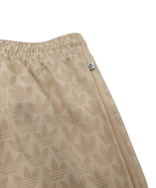 adidas（アディダス）adidas (アディダス) モノグラムトラックパンツ ベージュ サイズ:XL 未使用品の古着・服飾アイテム