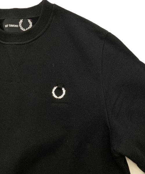 FRED PERRY（フレッドペリー）FRED PERRY (フレッドペリー) RAF SIMONS (ラフシモンズ) クルーネックスウェット ブラック サイズ:Sの古着・服飾アイテム