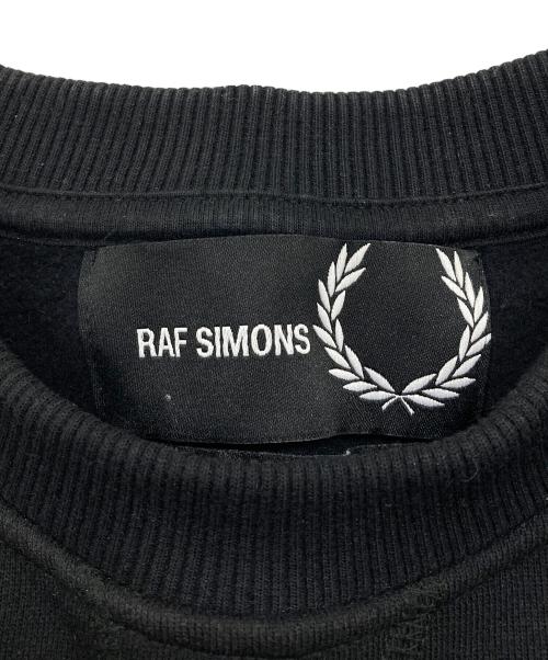 FRED PERRY（フレッドペリー）FRED PERRY (フレッドペリー) RAF SIMONS (ラフシモンズ) クルーネックスウェット ブラック サイズ:Sの古着・服飾アイテム