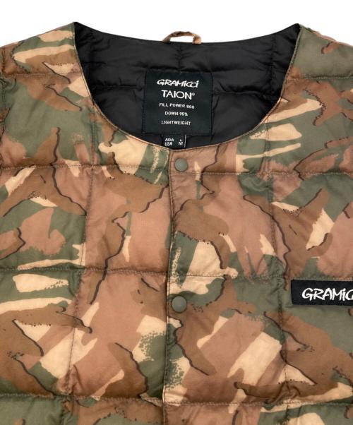 GRAMICCI（グラミチ）GRAMICCI (グラミチ) TAION (タイオン) クルーネック ダウンジャケット ブラウン×グリーン サイズ:ASIA Lの古着・服飾アイテム