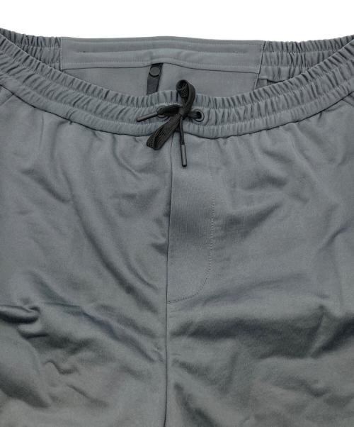 H.I.P. by SOLIDO（エイチアイピーバイソリード）H.I.P. by SOLIDO (エイチアイピーバイソリード) ナイロン 裏毛 シャーリング ショートパンツ グレー サイズ:04の古着・服飾アイテム