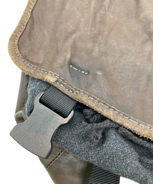 MIHARA YASUHIRO（ミハラヤスヒロ）MIHARA YASUHIRO (ミハラヤスヒロ) アーカイブ マフラードッキングメッセンジャーバッグ ブラウンの古着・服飾アイテム