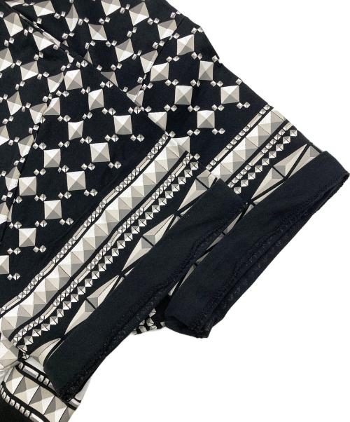 GIVENCHY（ジバンシィ）GIVENCHY (ジバンシィ) スタッズプリントTシャツ ブラック サイズ:Mの古着・服飾アイテム