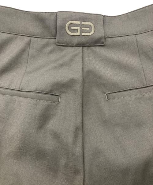 GOAT ESSENCE（ゴートエッセンス）GOAT ESSENCE (ゴートエッセンス) TUCK FLARE PANTS グレー サイズ:2の古着・服飾アイテム