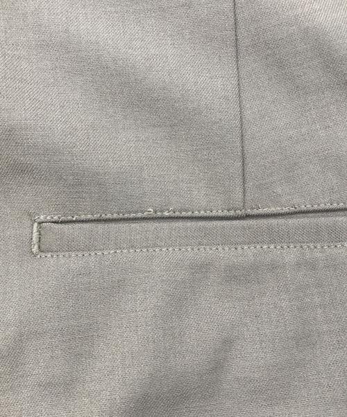 GOAT ESSENCE（ゴートエッセンス）GOAT ESSENCE (ゴートエッセンス) TUCK FLARE PANTS グレー サイズ:2の古着・服飾アイテム