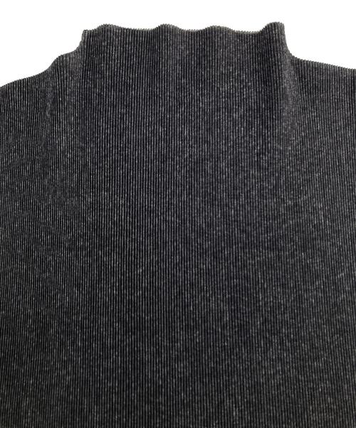 PLEATS PLEASE（プリーツプリーズ）PLEATS PLEASE (プリーツプリーズ) 細プリーツ ボトルネック フレンチスリーブ カットソー グレー サイズ:3の古着・服飾アイテム