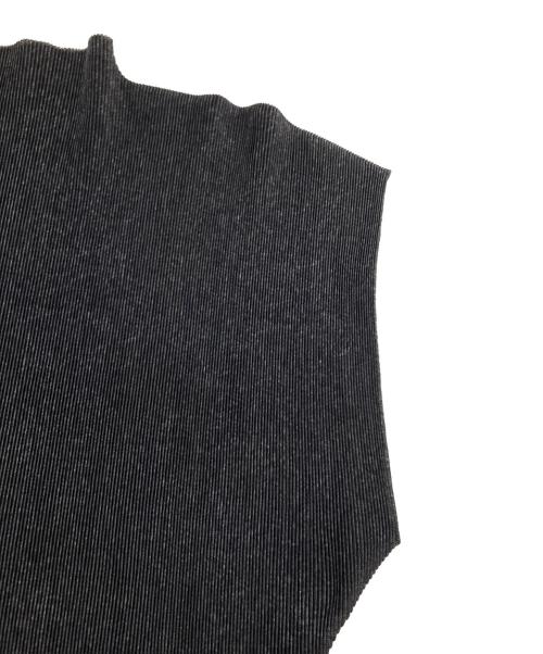 PLEATS PLEASE（プリーツプリーズ）PLEATS PLEASE (プリーツプリーズ) 細プリーツ ボトルネック フレンチスリーブ カットソー グレー サイズ:3の古着・服飾アイテム
