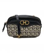 Salvatore Ferragamoサルヴァトーレ フェラガモ）の古着「ガンチーニ キャンバス&レザー カメラバッグ チェーンショルダーバッグ」｜ベージュ