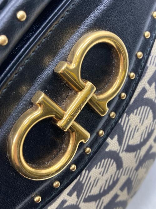 Salvatore Ferragamo（サルヴァトーレ フェラガモ）Salvatore Ferragamo (サルヴァトーレ フェラガモ) ガンチーニ キャンバス&レザー カメラバッグ チェーンショルダーバッグ ベージュの古着・服飾アイテム