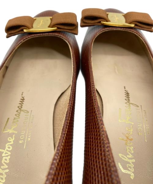 Salvatore Ferragamo（サルヴァトーレ フェラガモ）Salvatore Ferragamo (サルヴァトーレ フェラガモ) ヴァラパンプス ブラウン サイズ:5.5の古着・服飾アイテム