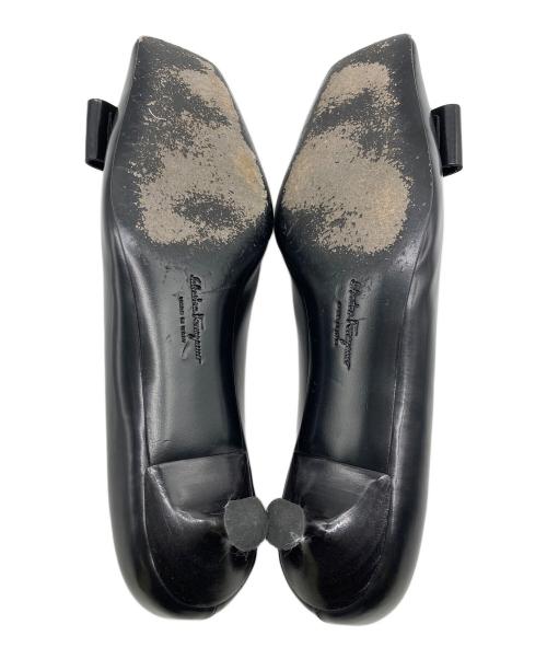 Salvatore Ferragamo（サルヴァトーレ フェラガモ）Salvatore Ferragamo (サルヴァトーレ フェラガモ) ヴァラ パンプス ブラック サイズ:6.5の古着・服飾アイテム