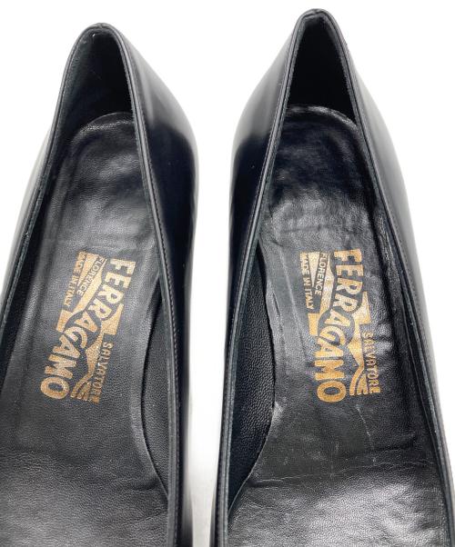 Salvatore Ferragamo（サルヴァトーレ フェラガモ）Salvatore Ferragamo (サルヴァトーレ フェラガモ) ヴァラ パンプス ブラック サイズ:6.5の古着・服飾アイテム