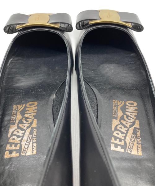Salvatore Ferragamo（サルヴァトーレ フェラガモ）Salvatore Ferragamo (サルヴァトーレ フェラガモ) ヴァラ パンプス ブラック サイズ:6.5の古着・服飾アイテム